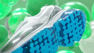 Sula på gympasko i närbild med gröna bubblor i bakgrunden
