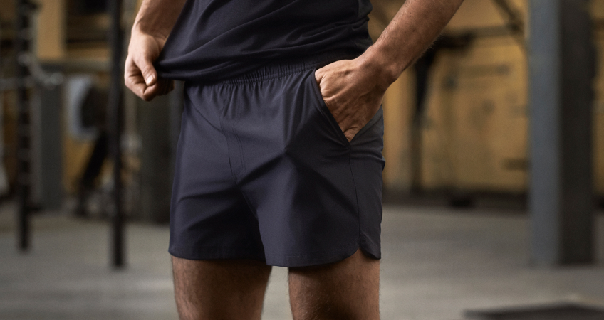 Man i svart träningströja och shorts.