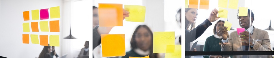 Tre bilder på rad med människor som arbetar med post-it-lappar.