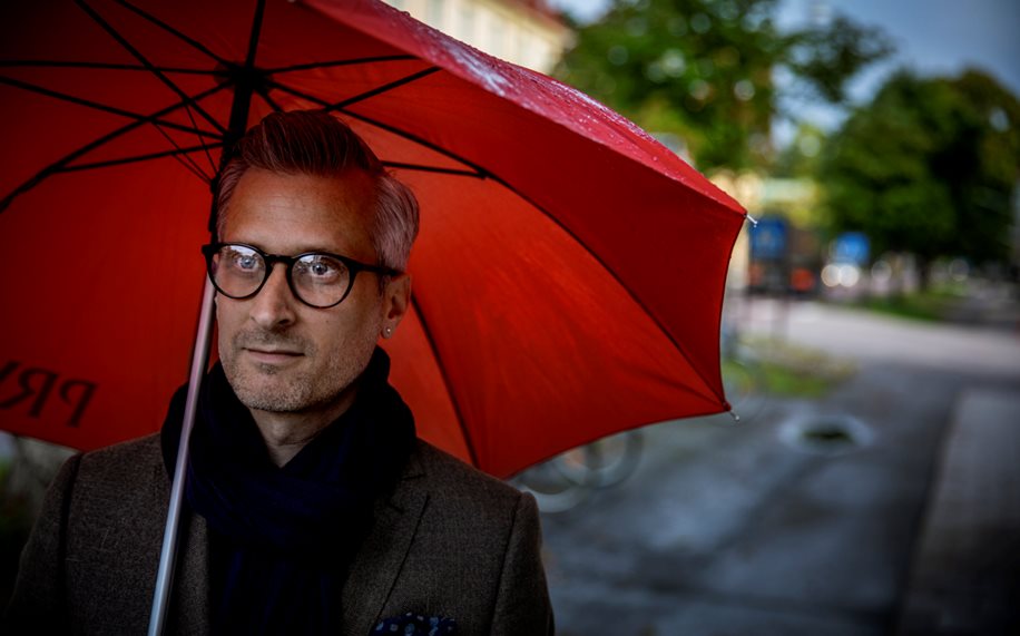 Medarbetare Man med paraply