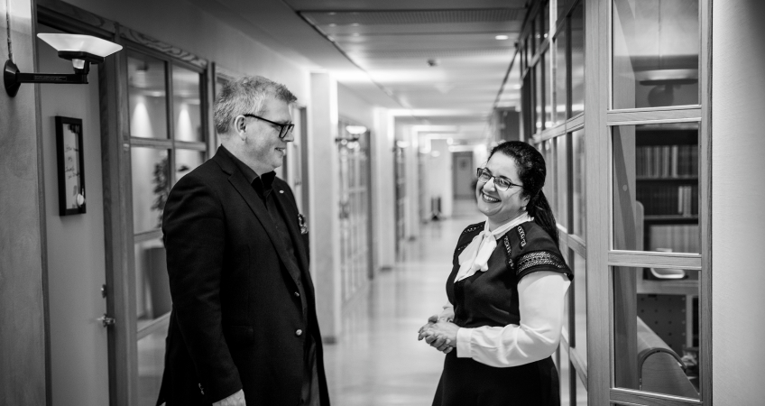 Man och kvinna samtalar