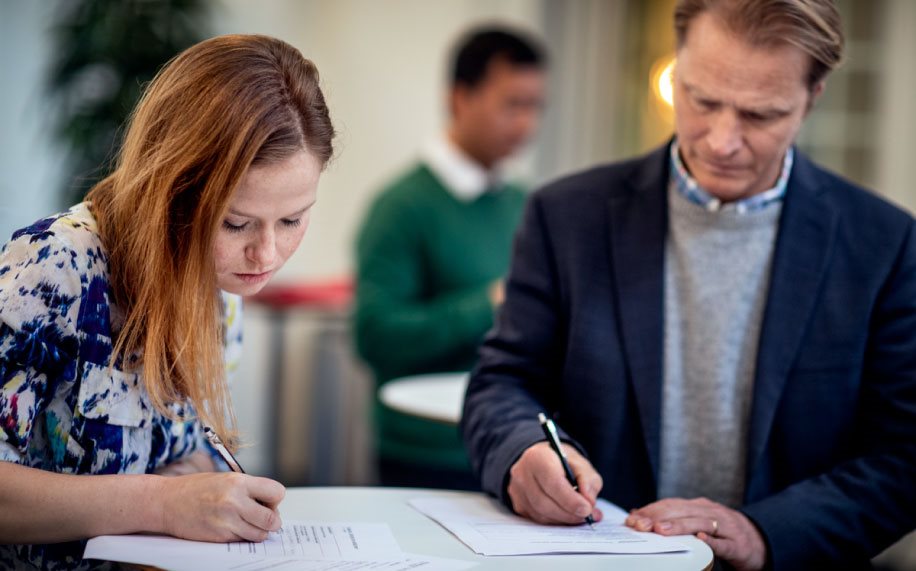 Två personer som skriver