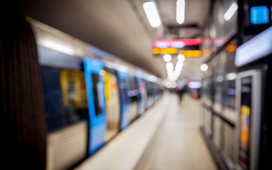Tunnelbaneperrong med tåg