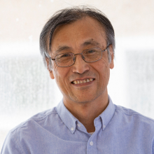 En  porträttbild på Shaojun Xiong som blanda andra Lars Atterhem har två patent på odlad matsvamp.